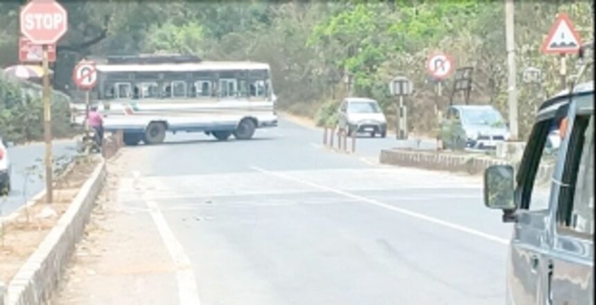Traffic rules violation at Ponda bus stand  junction poses risk to commuters
