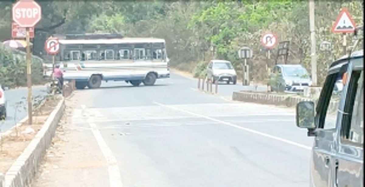Traffic rules violation at Ponda bus stand  junction poses risk to commuters