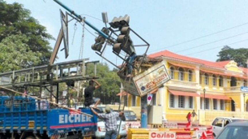 Traffic signal at Mapusa court junction collapses