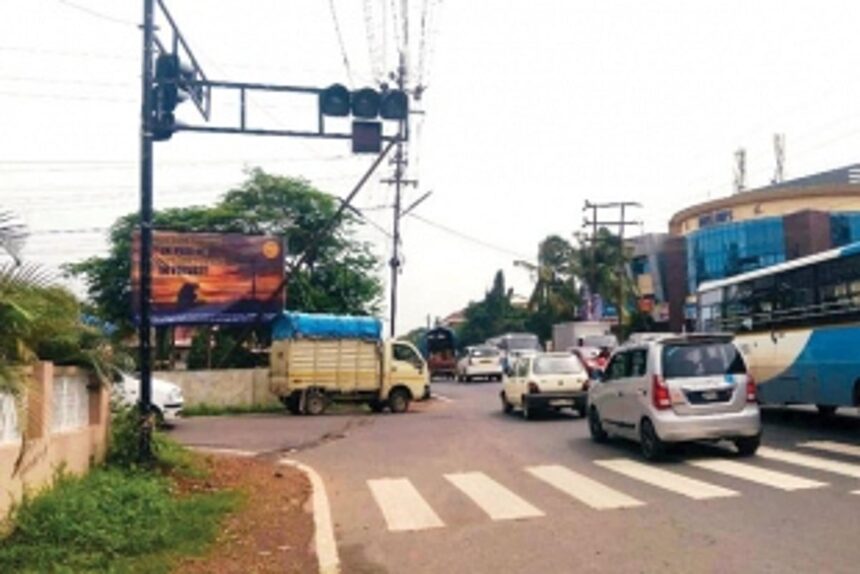 Traffic signal goes blank at Holy Family Church turning junction dangerous