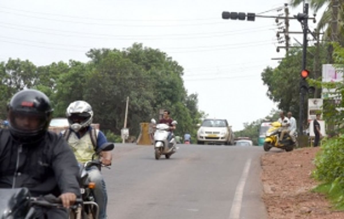Traffic signal installed on a slope in Porvorim