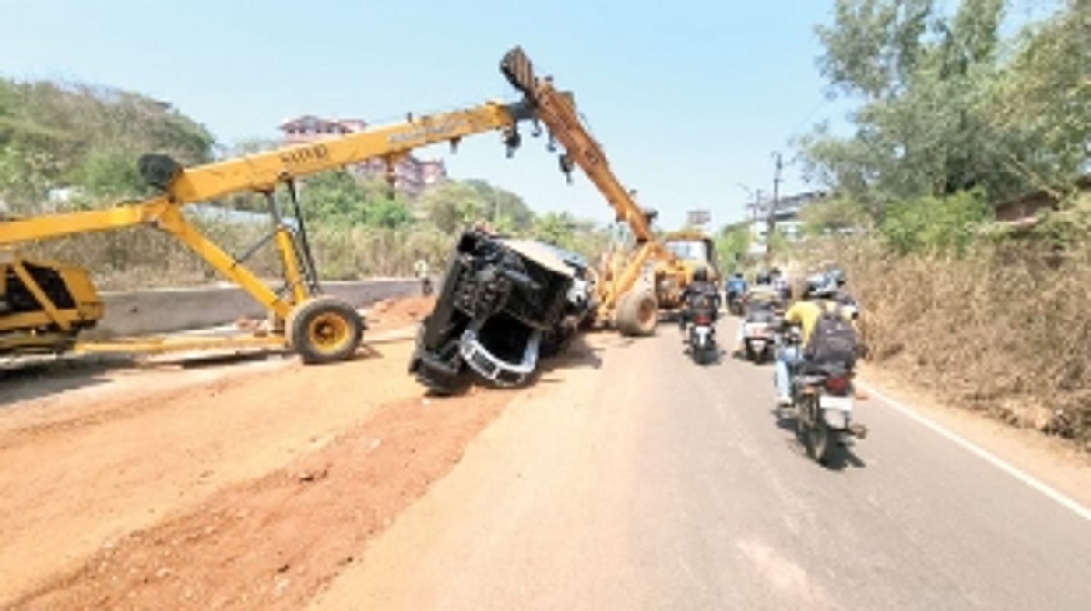 Traffic snarl near St Xavier’s College after pipeline drilling machine overturns