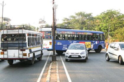 Traffic snarls at the KTC Bus Stand junction close to the new Collectorate building.