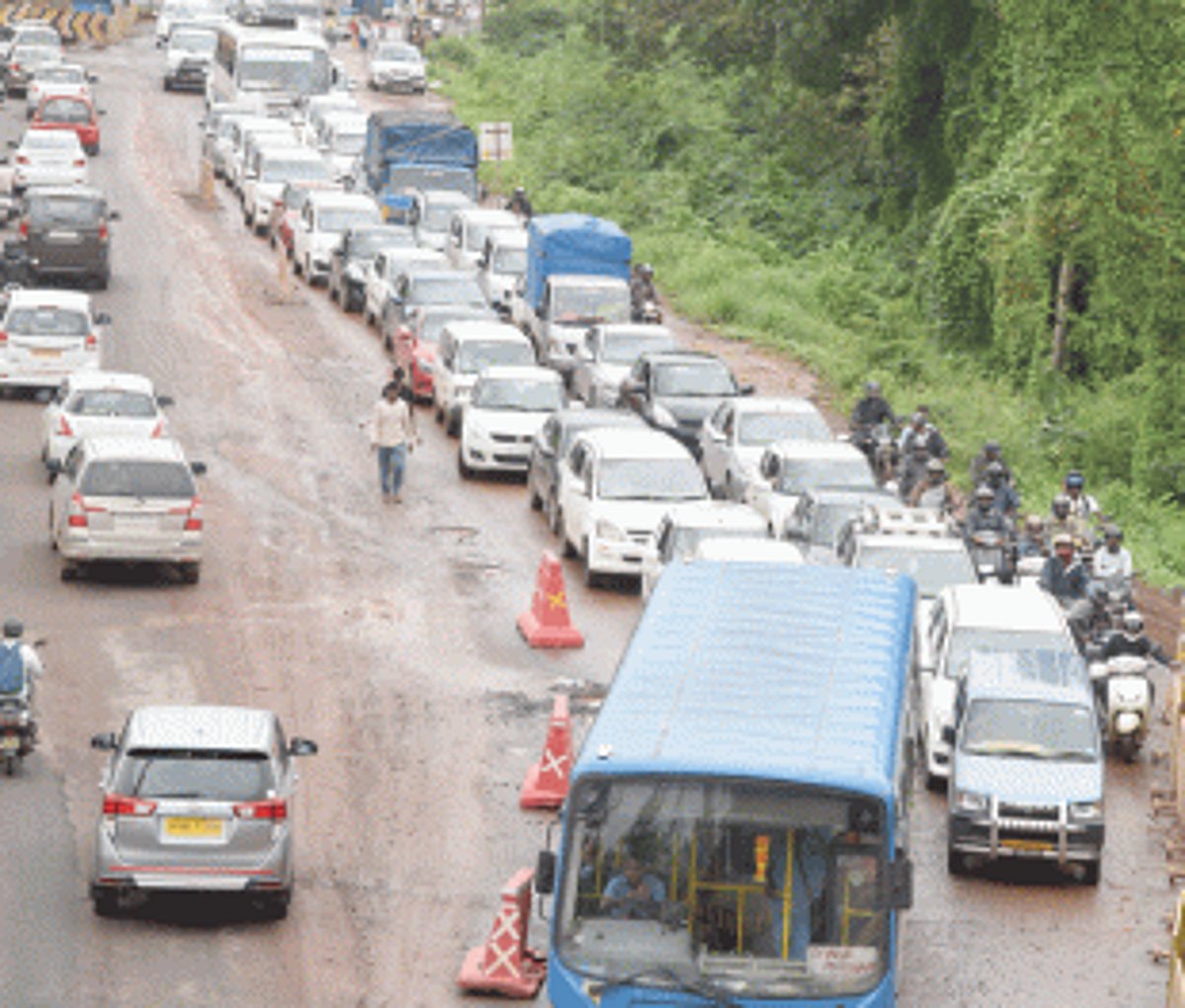 Traffic woes at Zuari Bridge