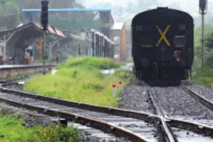 Train technical snag creates panic among passengers