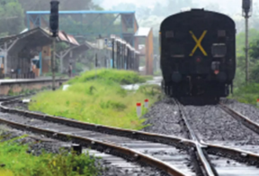 Train technical snag creates panic among passengers