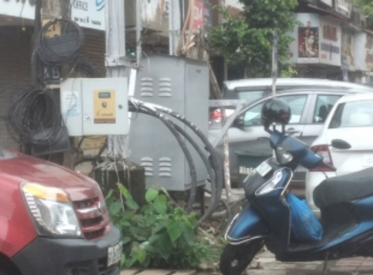 Transformer sans enclosure near parking lot in Vasco