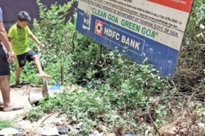 Trash at the entrance  of Sernabatim beach