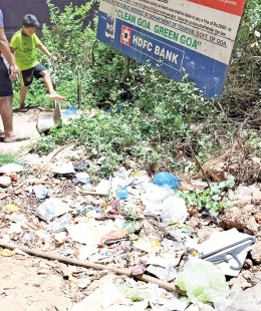 Trash at the entrance  of Sernabatim beach