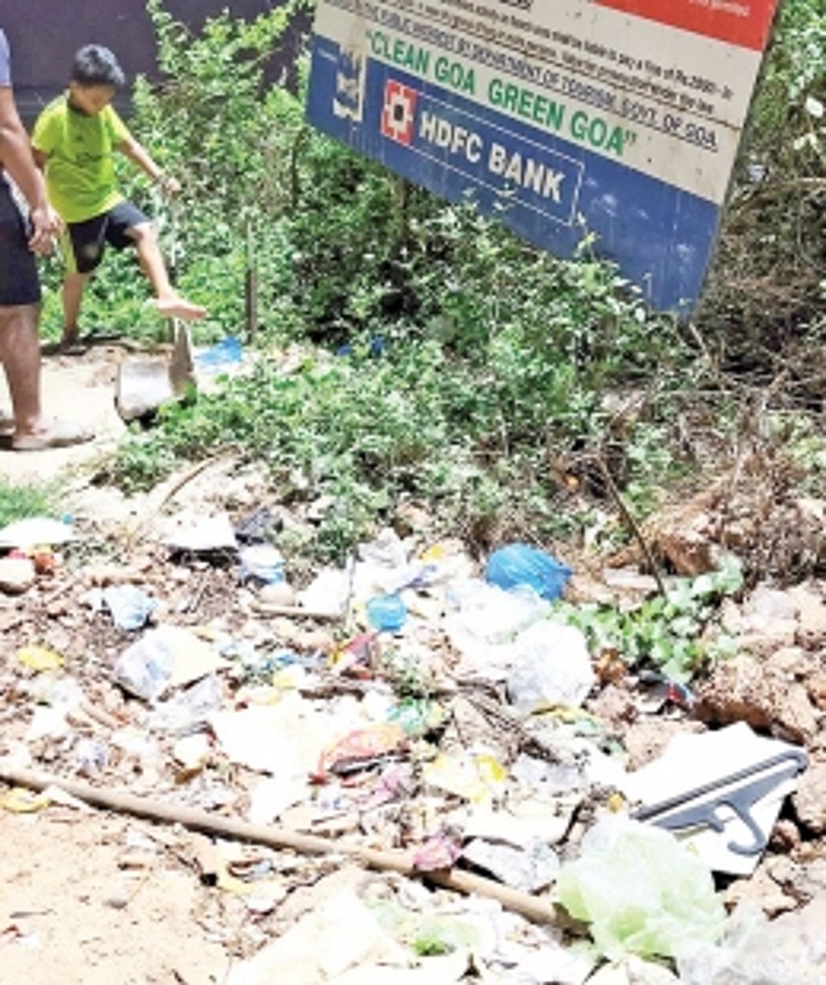 Trash at the entrance  of Sernabatim beach