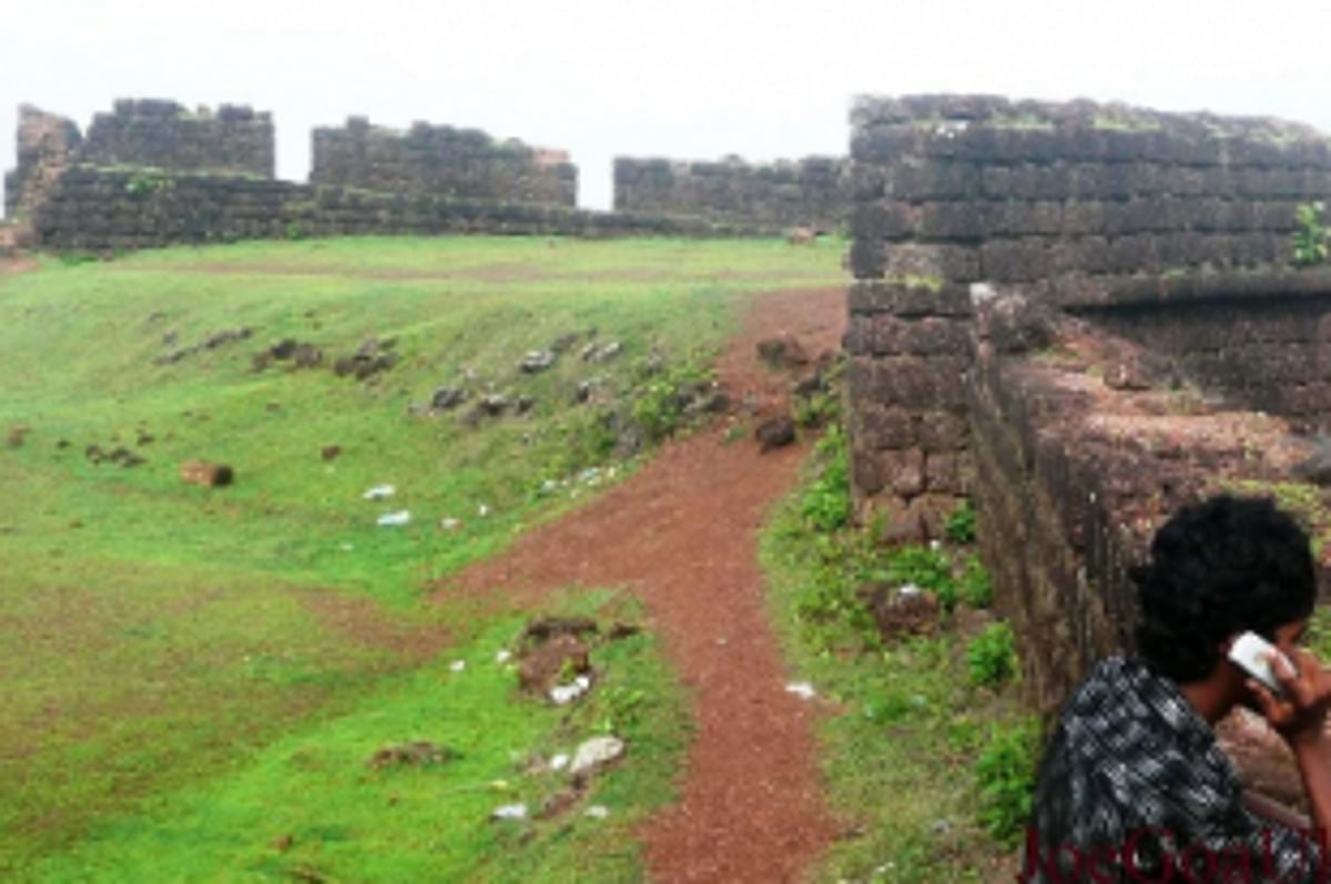 Trash welcomes tourists at Chapora fort