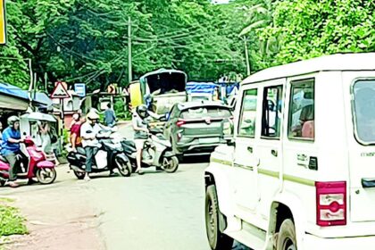 Travelling on Borim’s 2.5 km narrow
stretch a nightmare for commuters