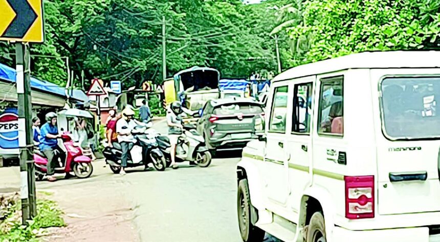 Travelling on Borim’s 2.5 km narrow
stretch a nightmare for commuters 1 Travelling on Borim’s 2.5 km narrow
stretch a nightmare for commuters