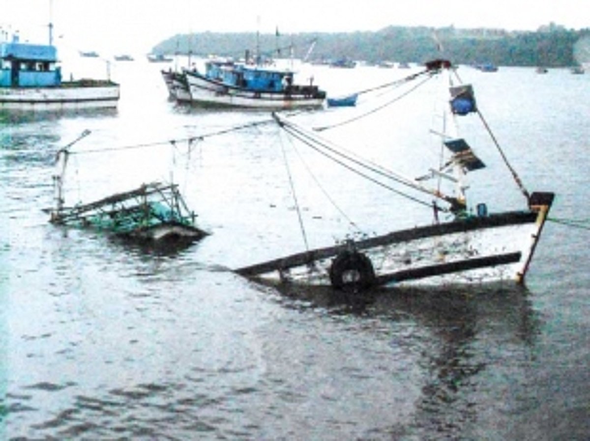 Trawler sinks at Vasco jetty