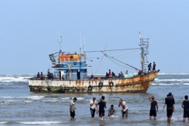 Trawler stuck in sand bed at Miramar, fishermen rescued