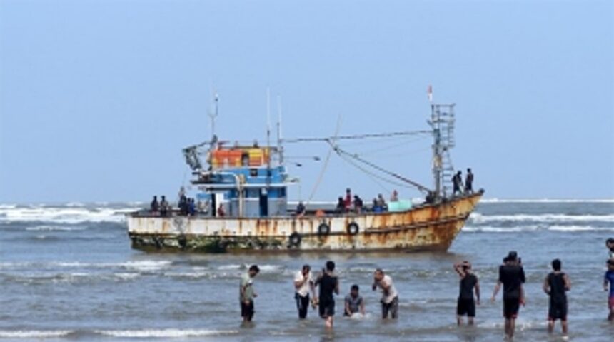 Trawler stuck in sand bed at Miramar, fishermen rescued