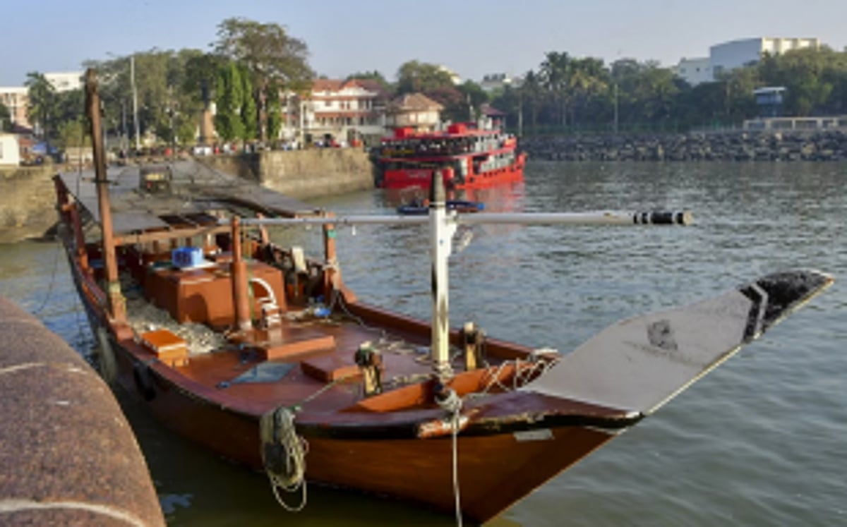 Trio Detained After Illegally Entering Mumbai from Kuwait by Boat