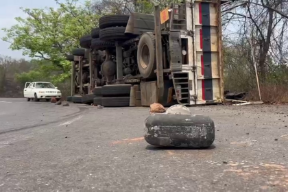 Truck Overturns at Sanvordem Due to Lack of Speed Breakers, Streetlights