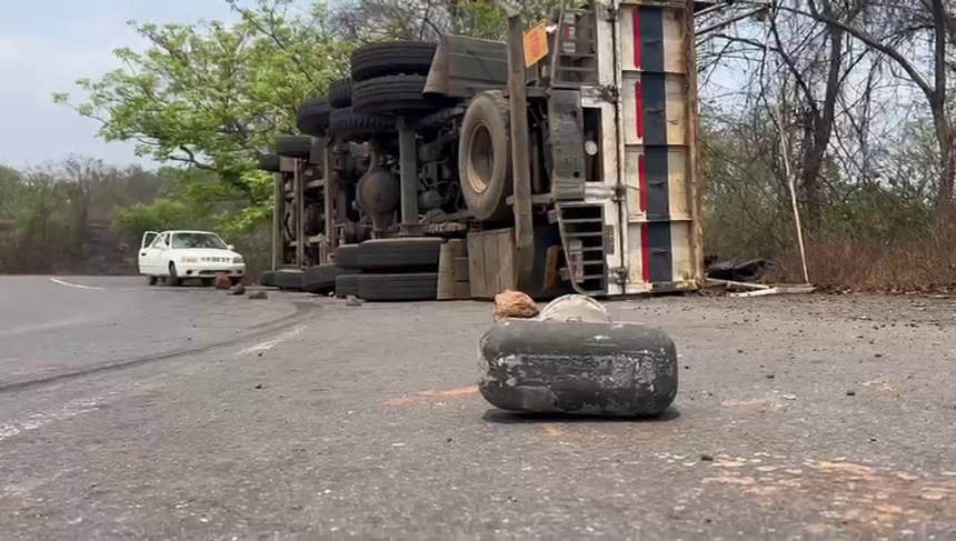 Truck Overturns at Sanvordem Due to Lack of Speed Breakers, Streetlights 1 Truck Overturns at Sanvordem Due to Lack of Speed Breakers, Streetlights