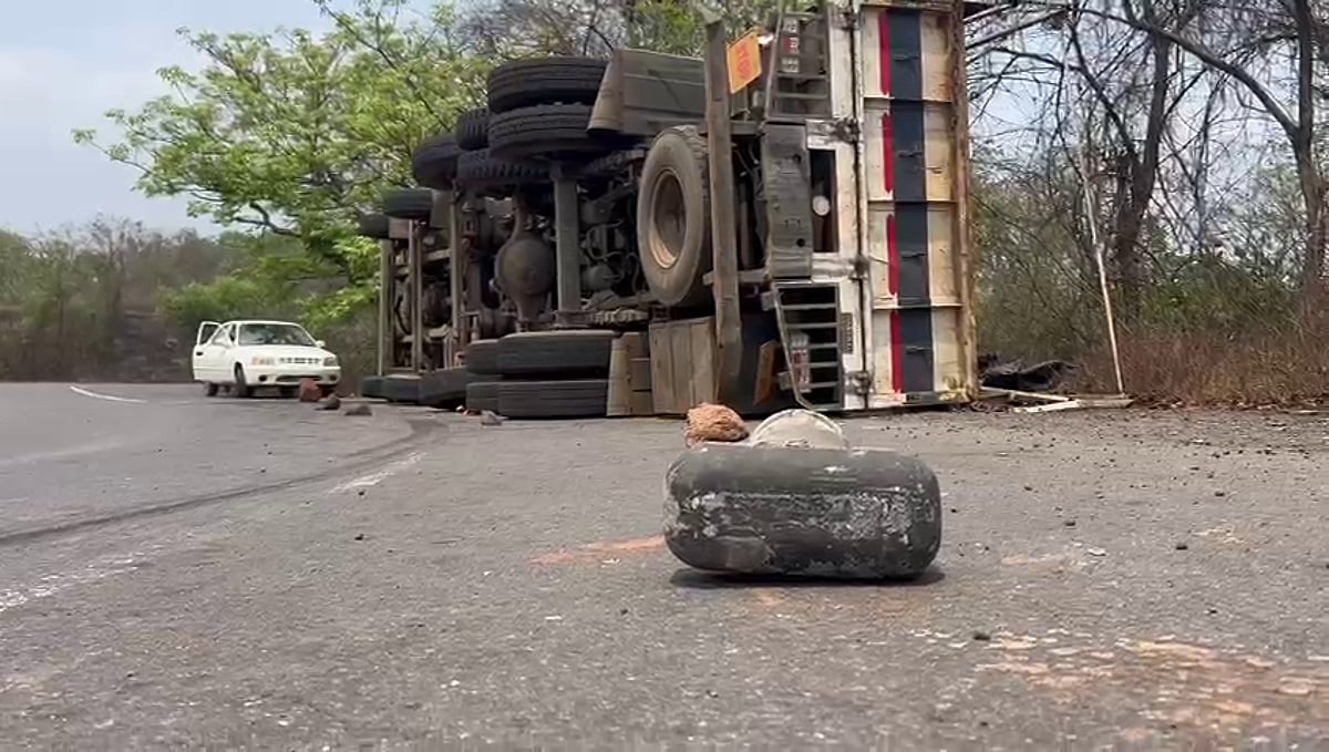 Truck Overturns at Sanvordem Due to Lack of Speed Breakers, Streetlights
