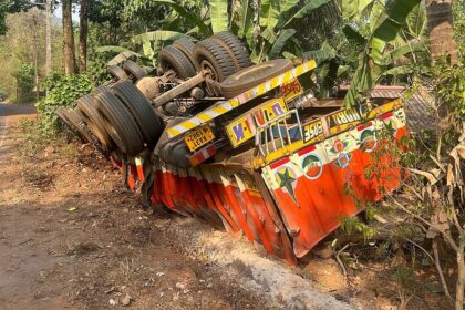 Truck Overturns in Gandhinagar, Sanvordem; Locals Urge for Safety Measures