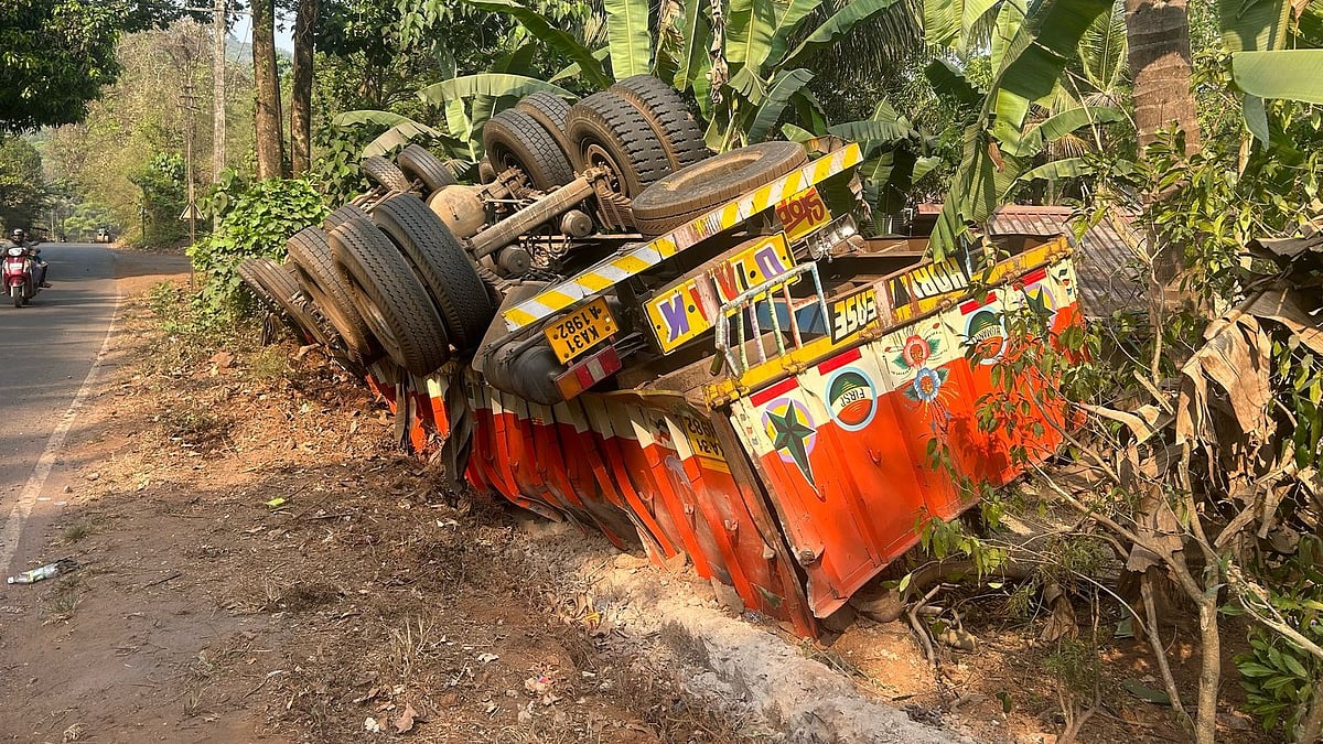 Truck Overturns in Gandhinagar, Sanvordem; Locals Urge for Safety Measures