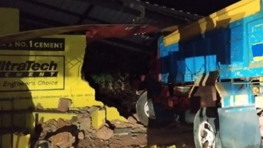 Truck Race Leads to Accident at Karapur-Bicholim, Injuring Two-Wheeler Rider and Damaging Bus Stop 1 Truck Race Leads to Accident at Karapur-Bicholim, Injuring Two-Wheeler Rider and Damaging Bus Stop