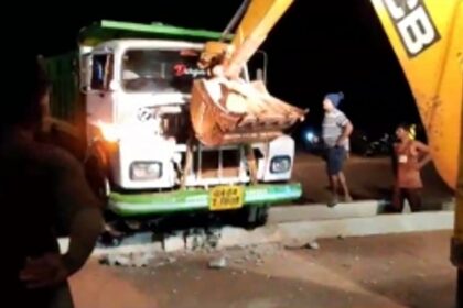 Truck Self-Accident on National Highway 66 at Naibag-Porskade; No Injuries Reported Despite Lack of Road Lighting