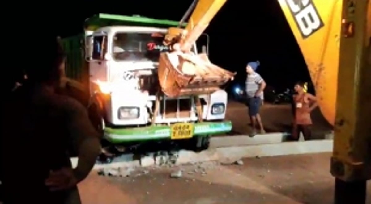 Truck Self-Accident on National Highway 66 at Naibag-Porskade; No Injuries Reported Despite Lack of Road Lighting