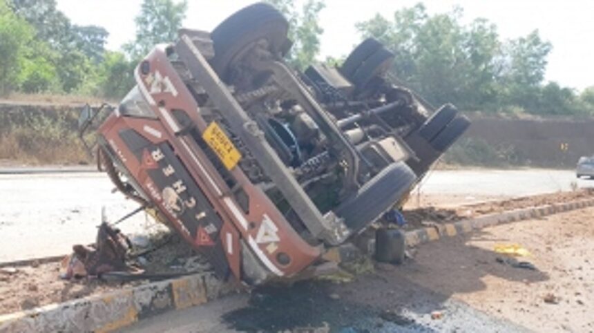 Truck carrying illegal alcohol turns turtle at Pernem 1 Truck carrying illegal alcohol turns turtle at Pernem