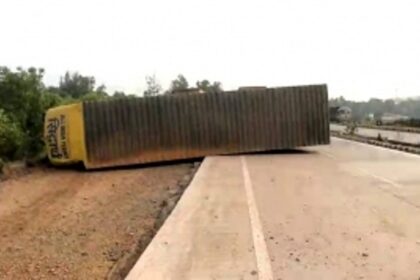 Truck container veers off at National Highway, Pernem; Locals demand Flyover to Prevent accidents