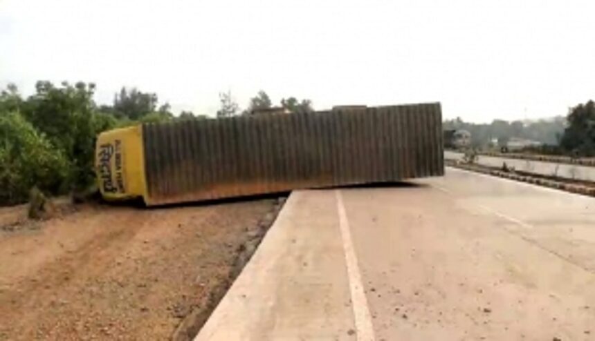 Truck container veers off at National Highway, Pernem; Locals demand Flyover to Prevent accidents