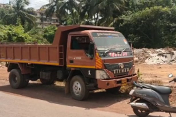 Truck dumping debris along the Mapusa-Guirim highway caught