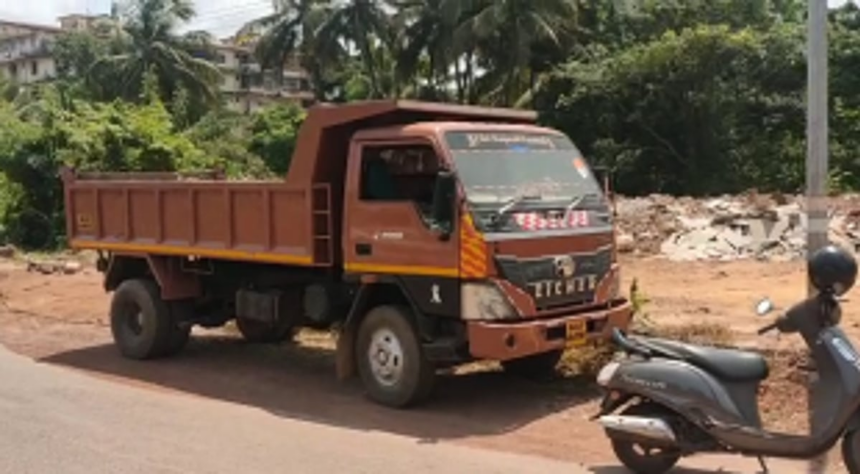 Truck dumping debris along the Mapusa-Guirim highway caught