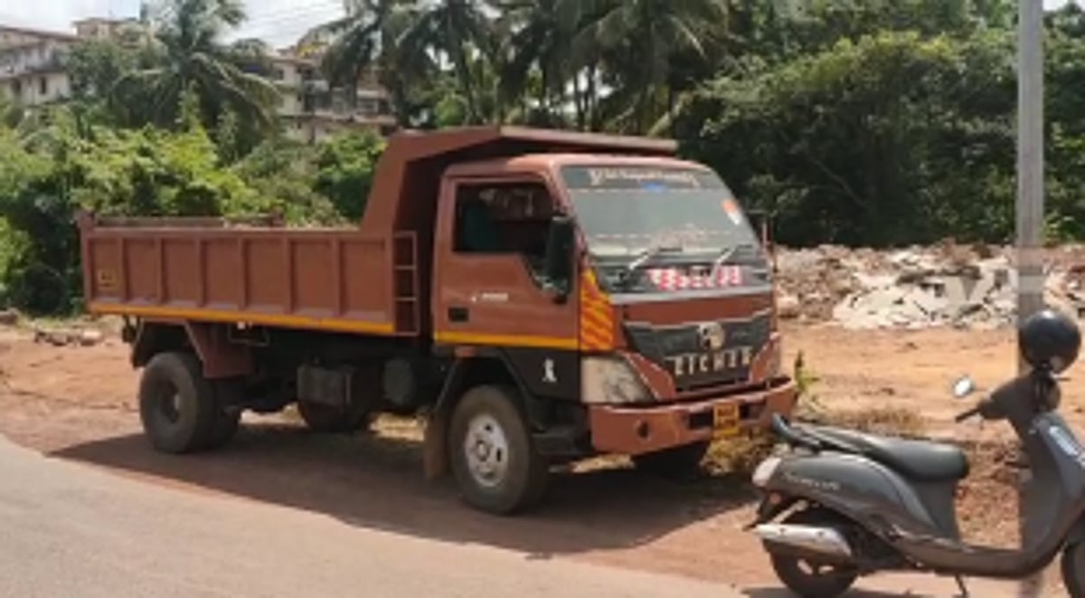 Truck dumping debris along the Mapusa-Guirim highway caught