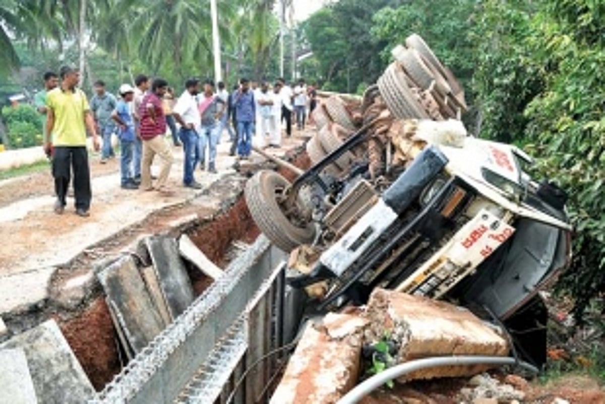 Truck falls on its side at Dona Paula
