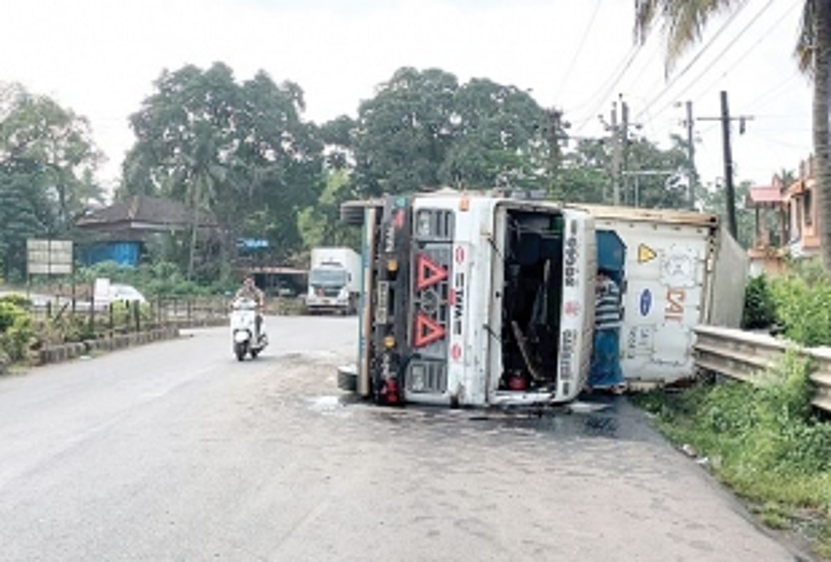 Truck overturns at Borim circle,  narrow escape for driver