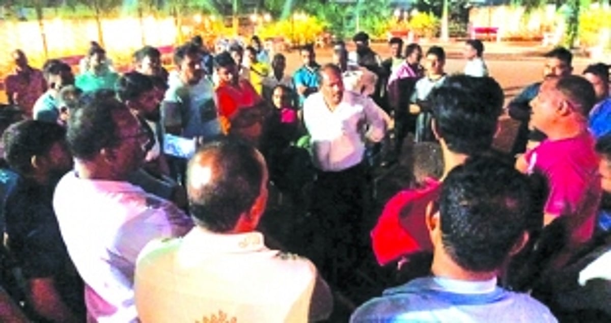 Truck owners agree to commence  ore transportation after assurance  to pay additional fare