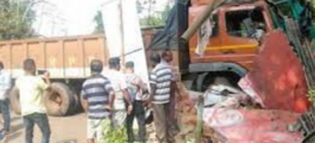 Truck rams   into hotel at Khandepar