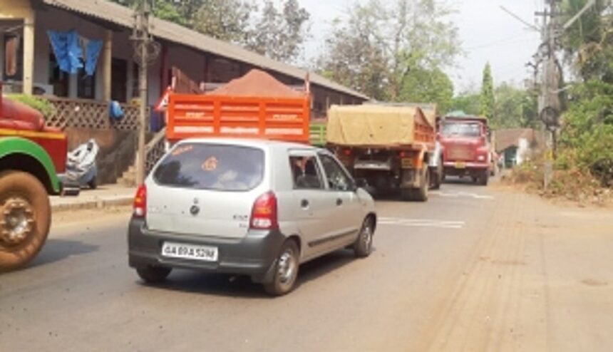 Truckers run amuck in Sanguem causing traffic jam 1 Truckers run amuck in Sanguem causing traffic jam