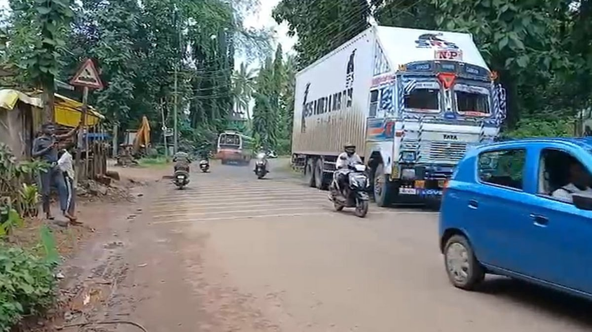 Trucks Cause Traffic Chaos at Dando, Sanguem; Locals Demand Action 1 Trucks Cause Traffic Chaos at Dando, Sanguem; Locals Demand Action