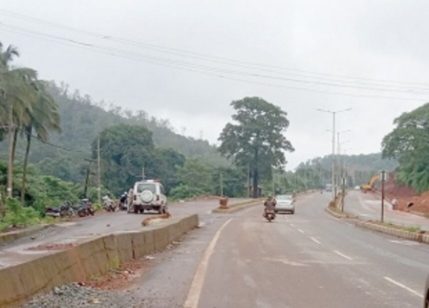 Trucks parked on Curti NH moved by Ponda locals 1 Trucks parked on Curti NH moved by Ponda locals
