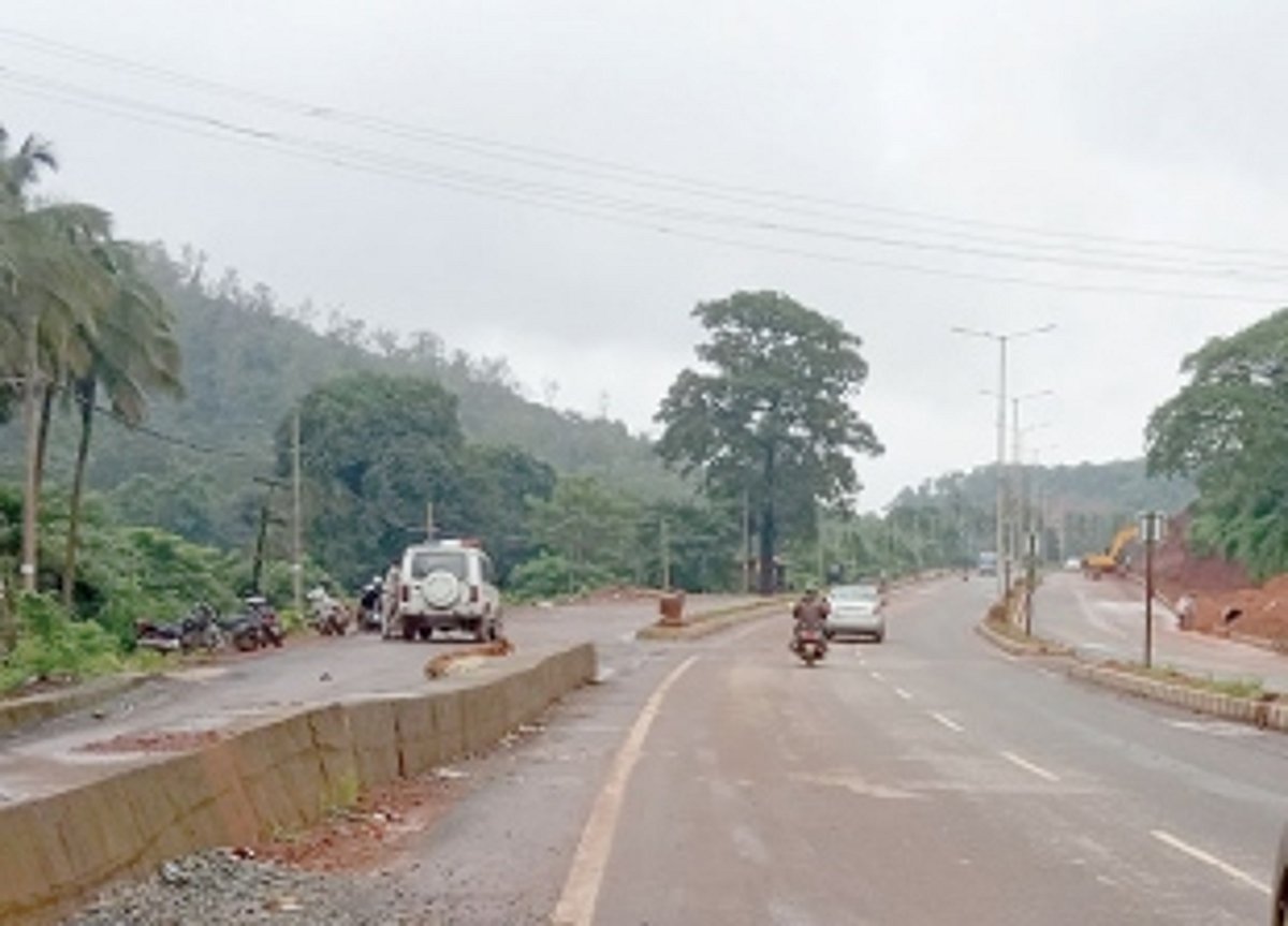 Trucks parked on Curti NH moved by Ponda locals