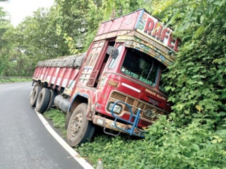 Tuck veers off road at Karmal Ghat 1 Tuck veers off road at Karmal Ghat