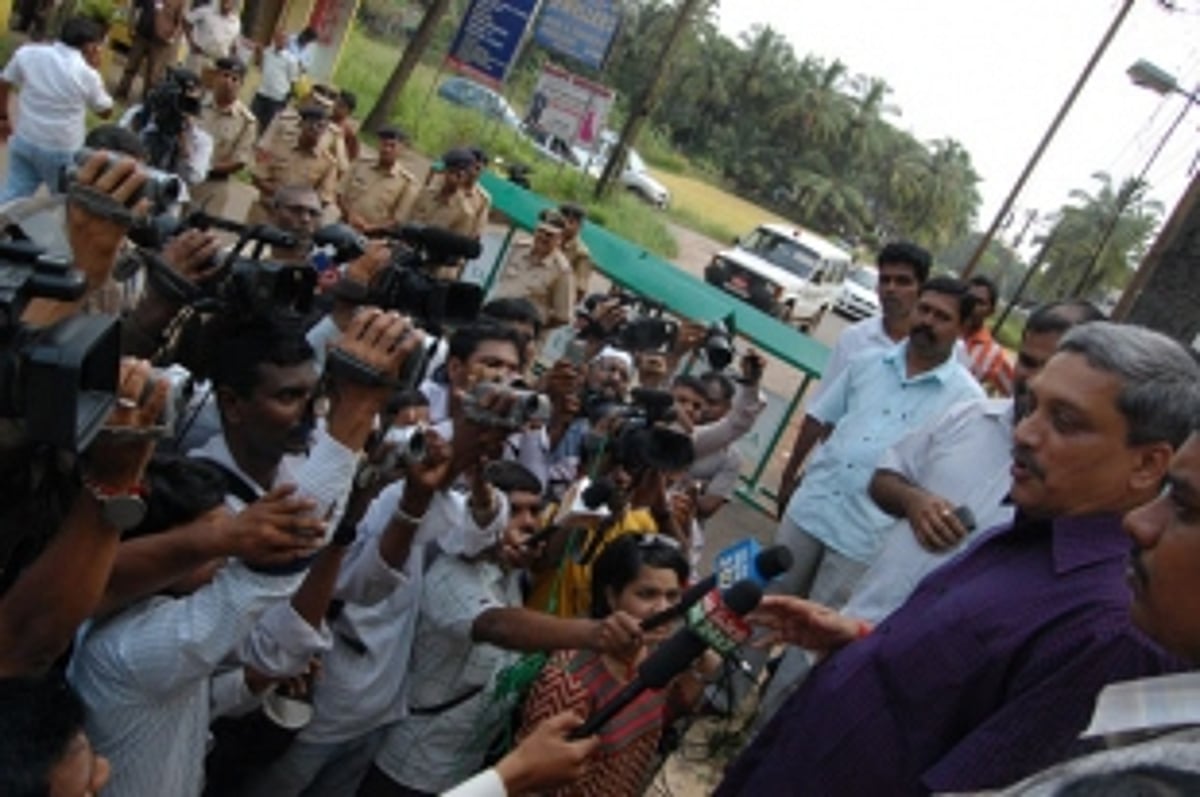 Twitter erupts with sadness, as India’s politicians & people condole Parrikar’s passing