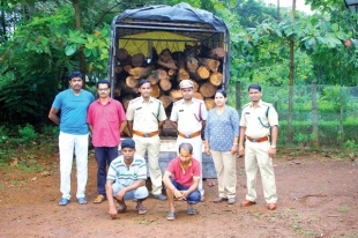 Two arrested for transporting wood illegally at Khandepar
