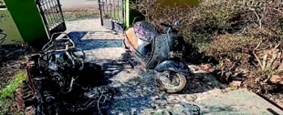 Two bikes burnt to ashes by miscreants at Sao Jose de Areal