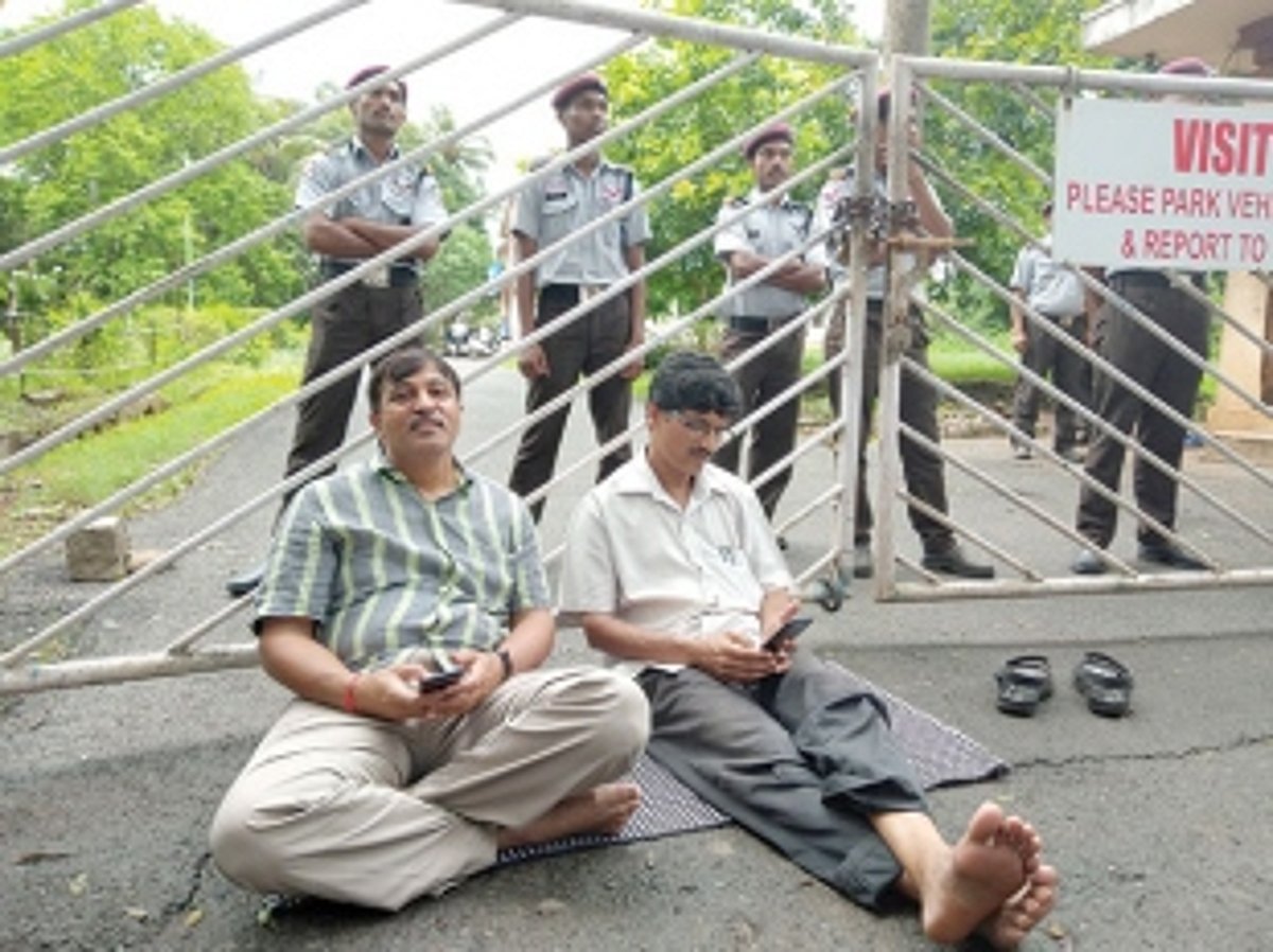 Two farmers on fast unto death  demanding hike in milk price