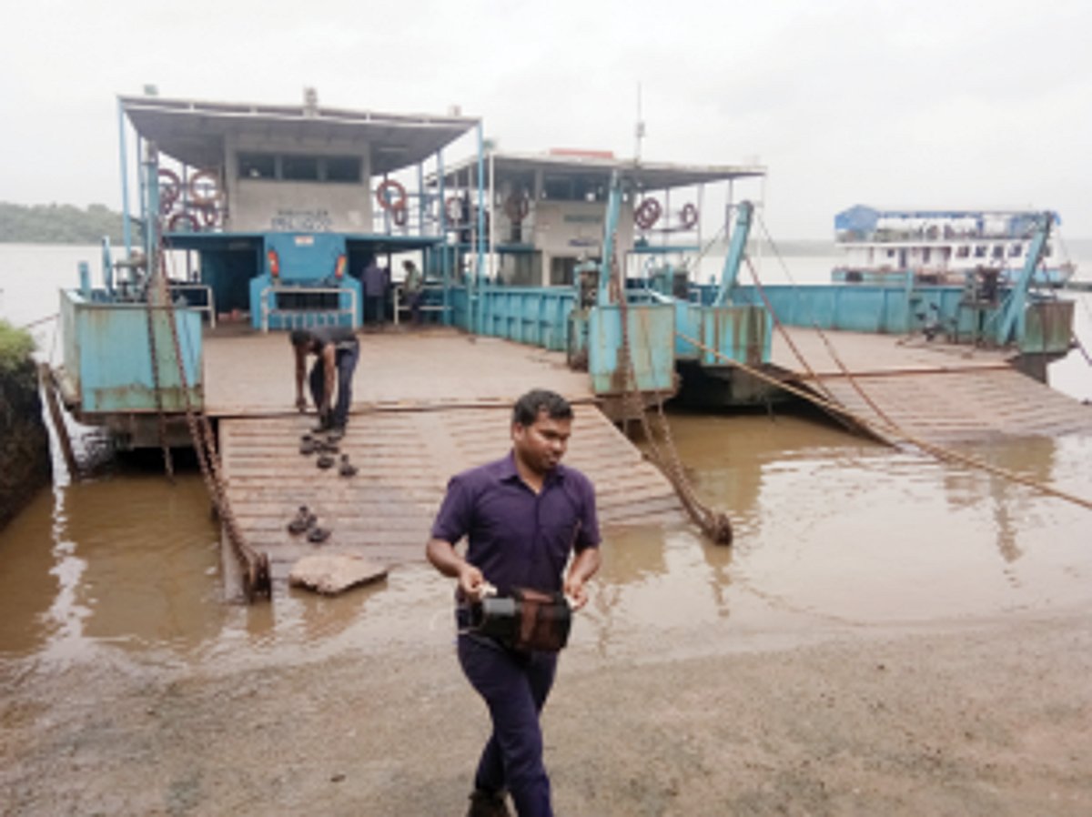 Two ferries break down on Cortalim-Marcaim route