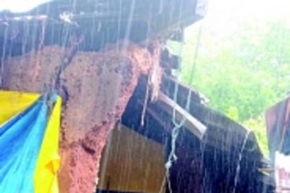 Two houses damaged in wall collapse at Madkai